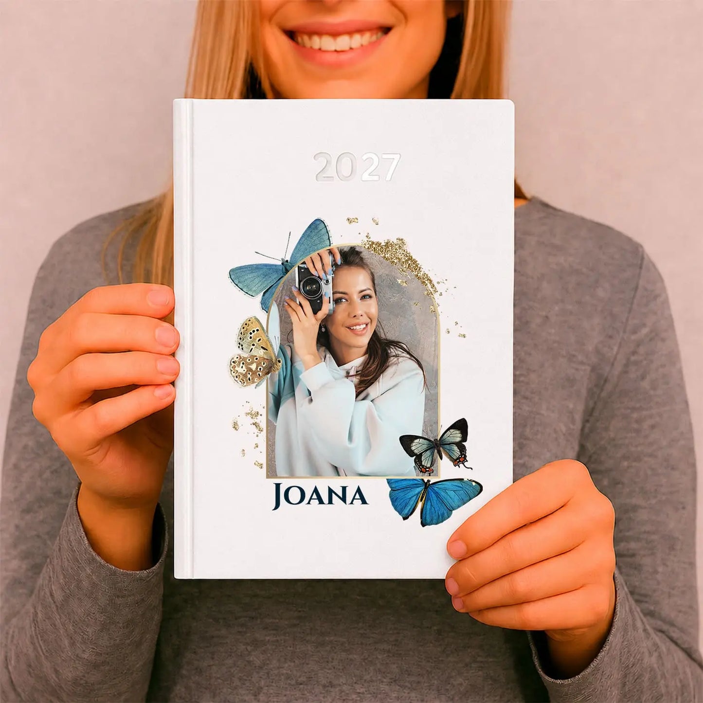 Agenda diária 2027 personalizada com fotografia e nome. Capa rígida PU, formato A5.