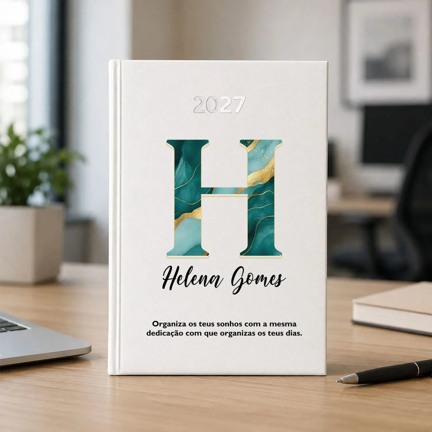 Agenda diária 2027 personalizada com nome e frase. Capa rígida PU, formato A5.