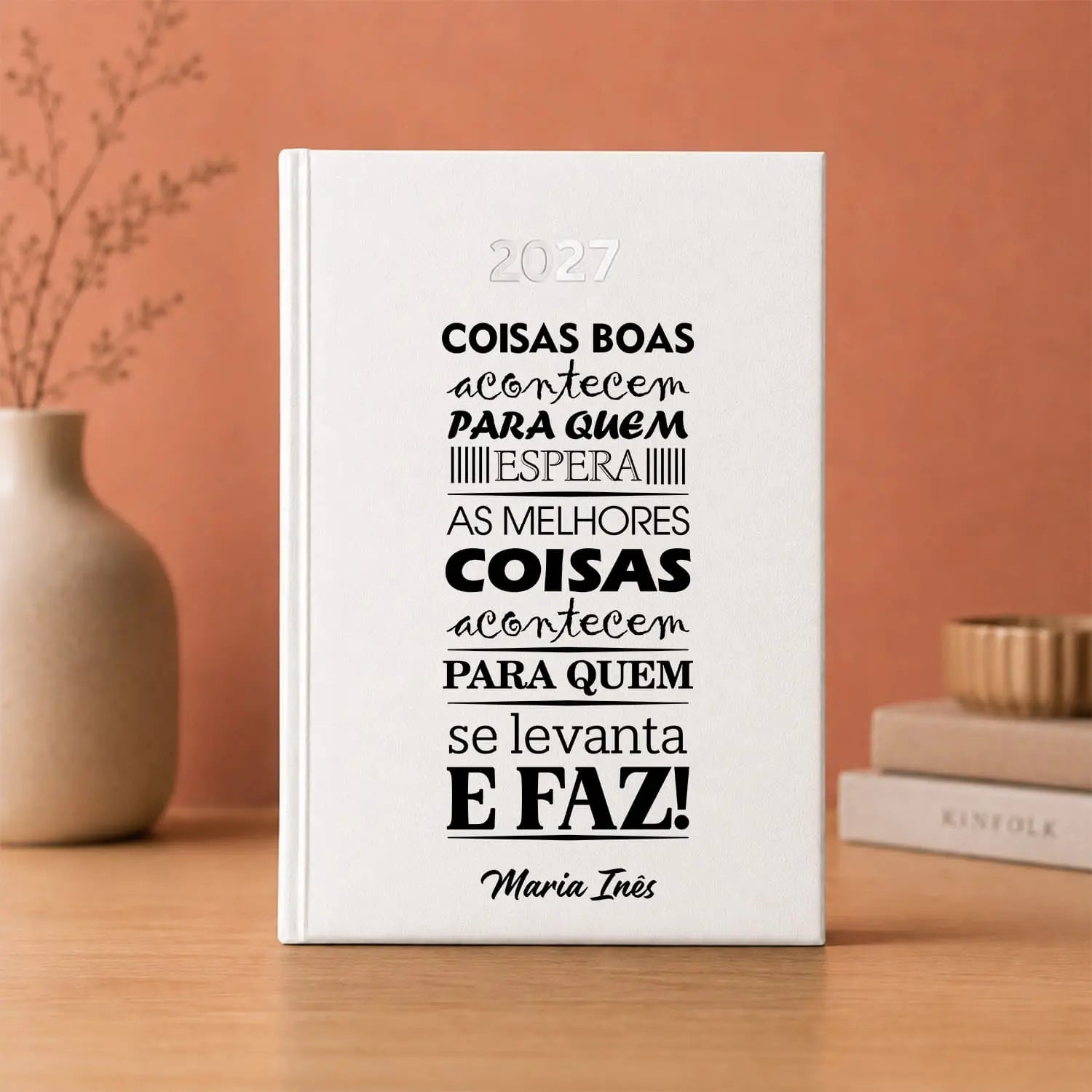 Agenda diária 2027 personalizada com nome. Capa rígida PU, formato A5.