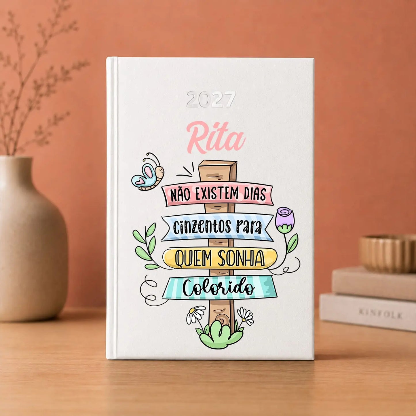 Agenda diária 2027 personalizada com nome. Capa rígida PU, formato A5.