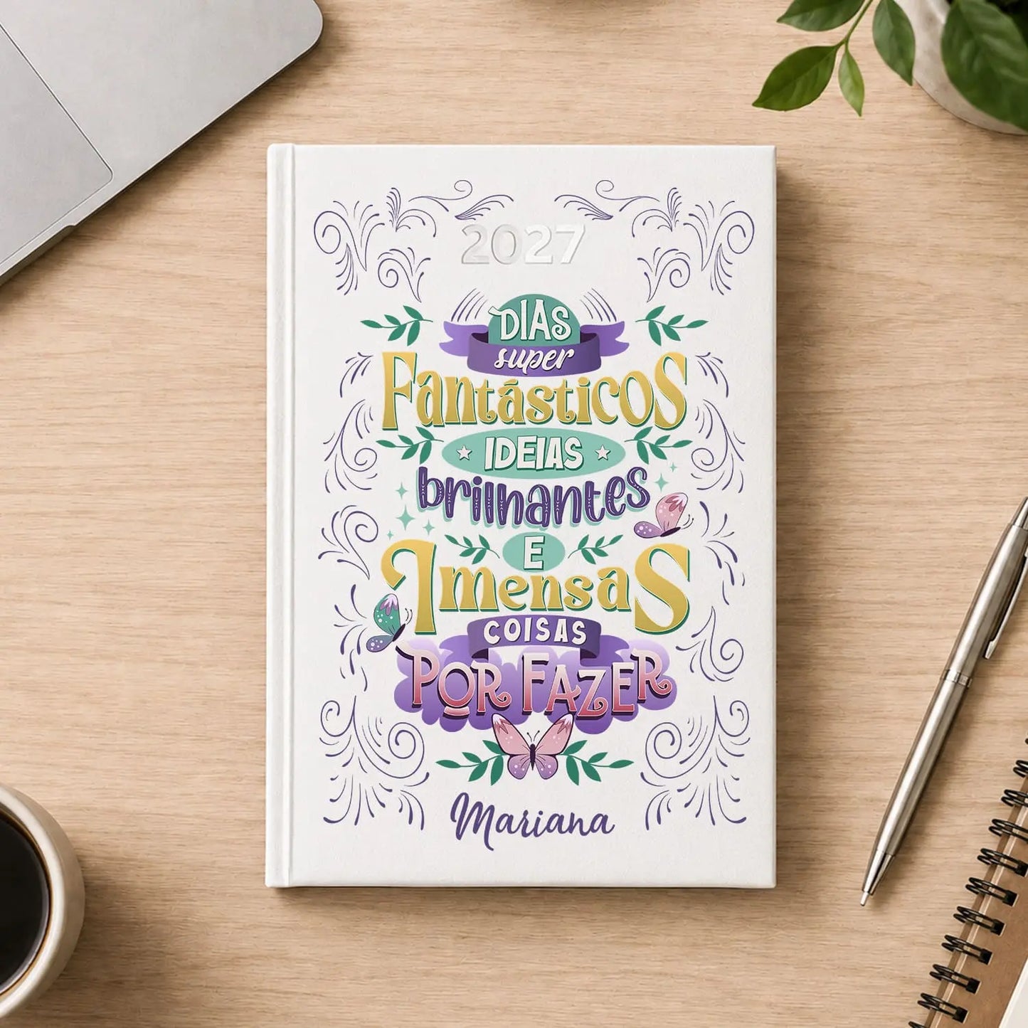 Agenda diária 2027 personalizada com nome. Capa rígida PU, formato A5.