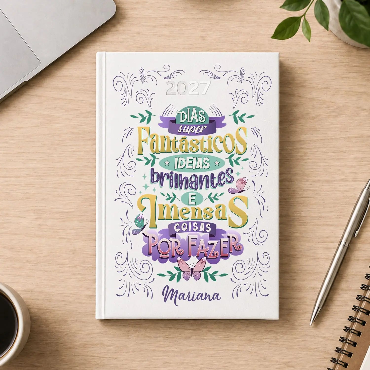 Agenda diária 2027 personalizada com nome. Capa rígida PU, formato A5.
