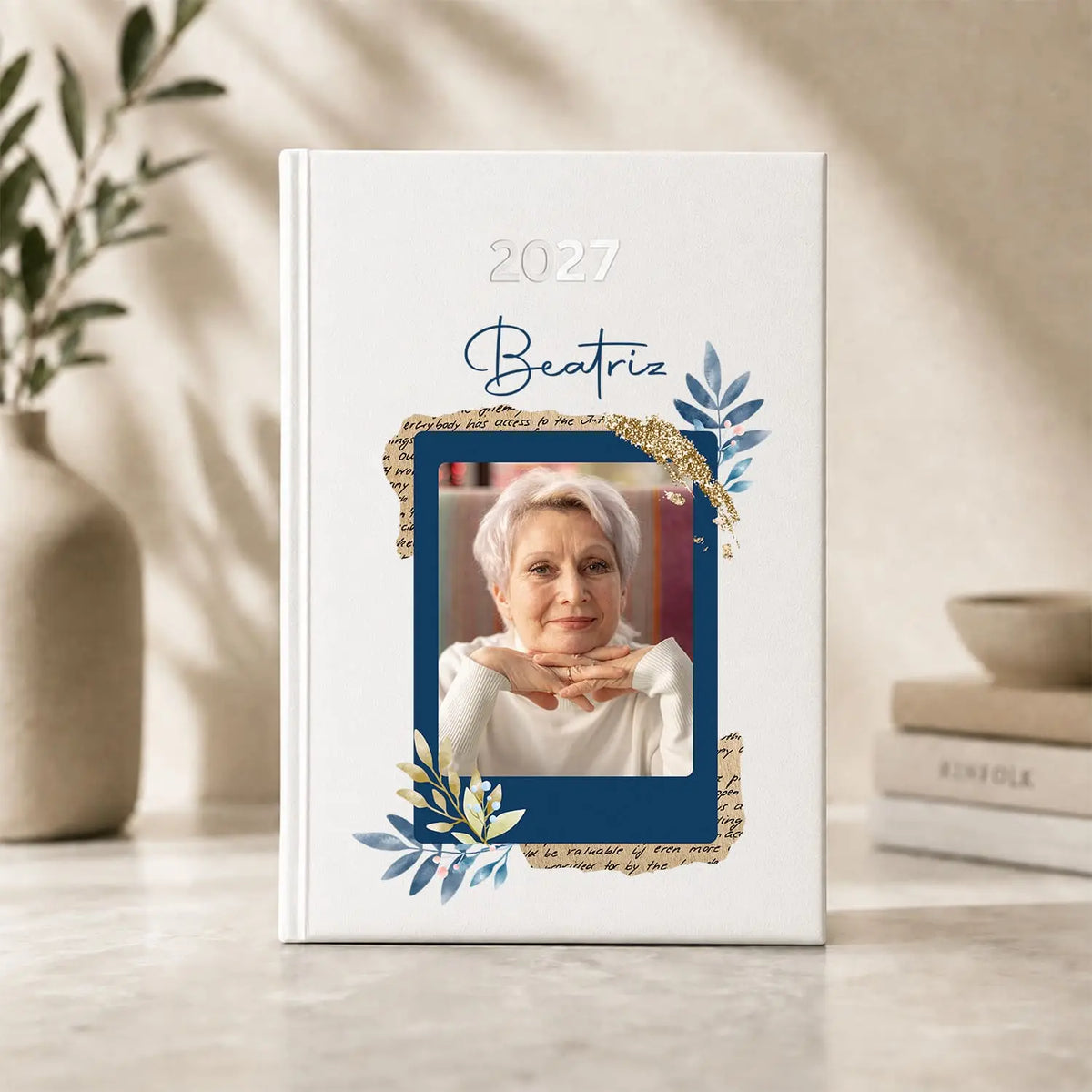 Agenda diária 2027 personalizada com nome e fotografia. Capa rígida PU, formato A5.