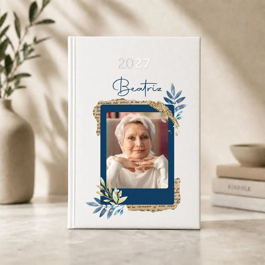 Agenda diária 2027 personalizada com nome e fotografia. Capa rígida PU, formato A5.