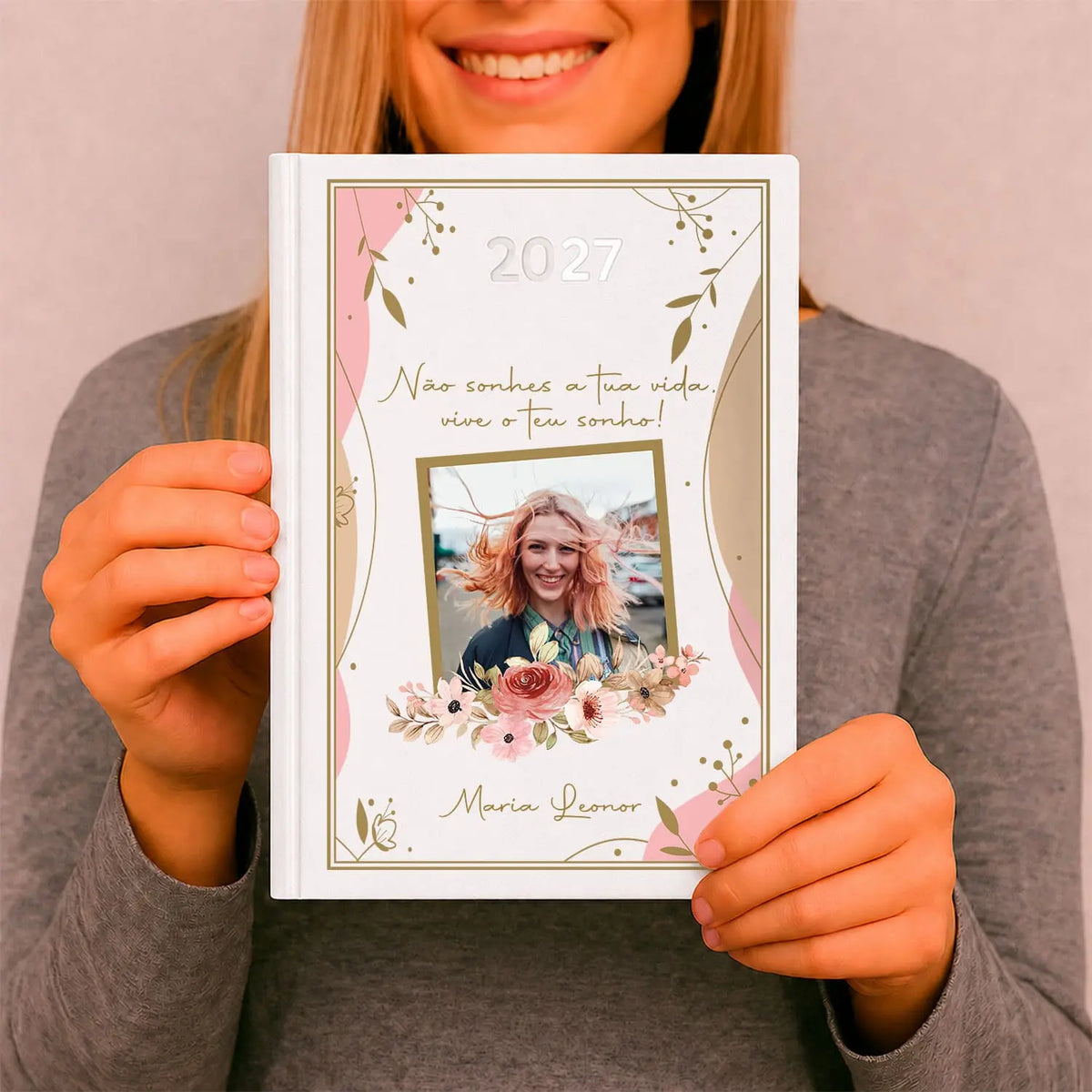 Agenda diária 2027 personalizada com frase, fotografia e nome. Capa rígida PU, formato A5.