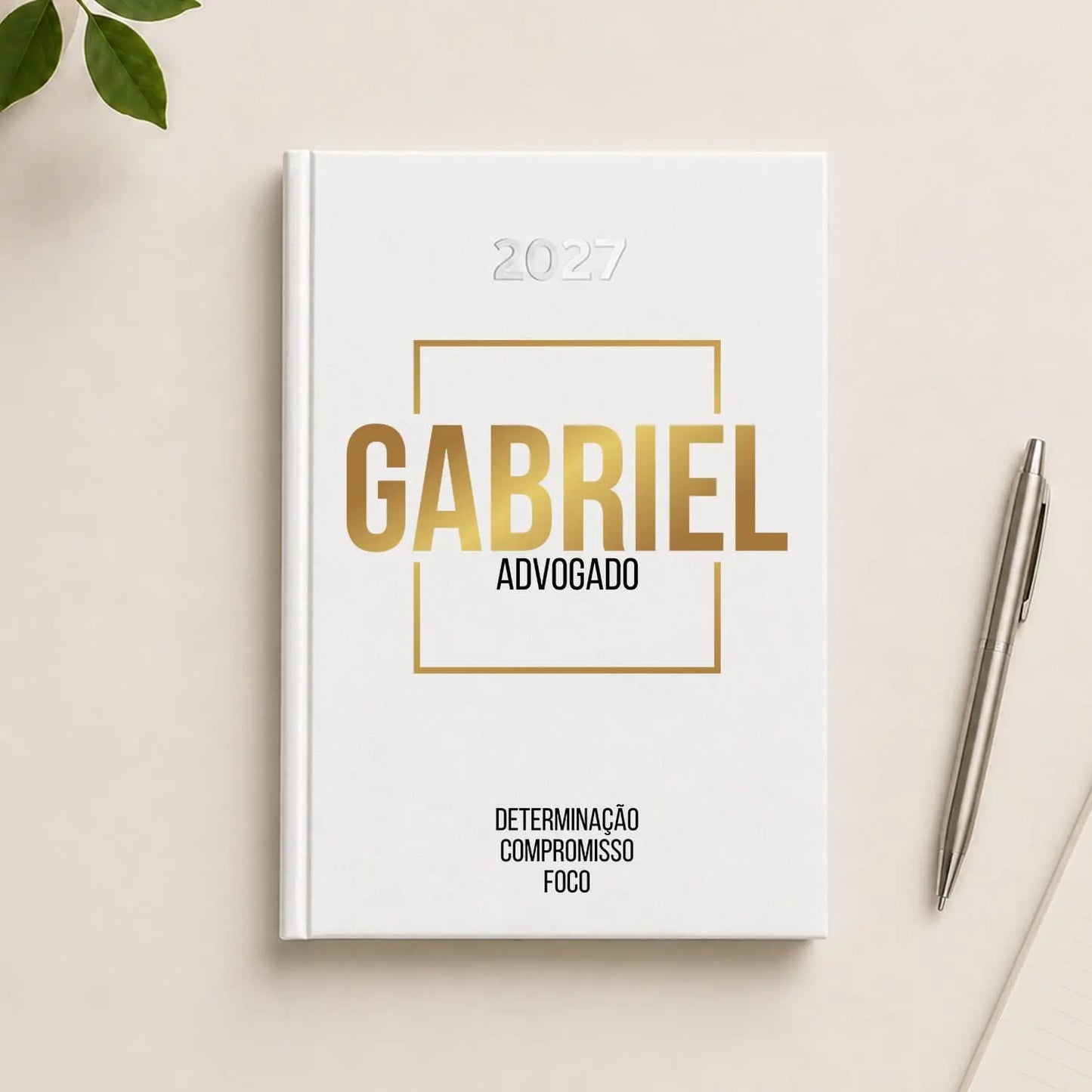 Agenda diária 2027 personalizada com nome e profissão. Capa rígida PU, formato A5.