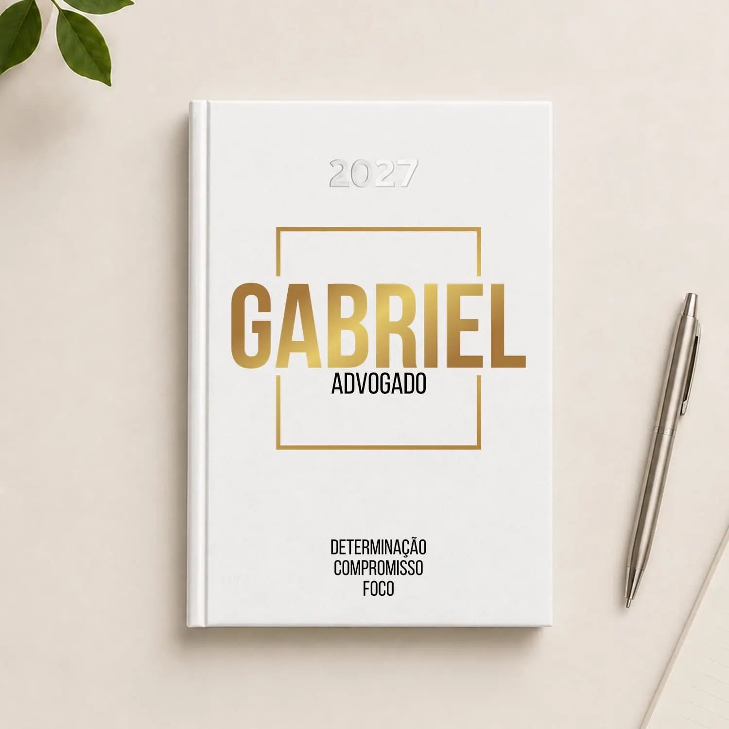 Agenda diária 2027 personalizada com nome e profissão. Capa rígida PU, formato A5.