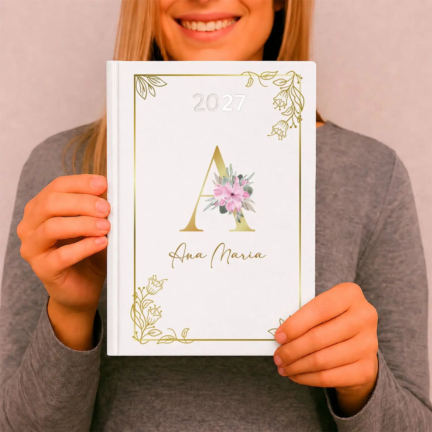 Agenda diária 2027 personalizada com nome. Capa rígida PU, formato A5.