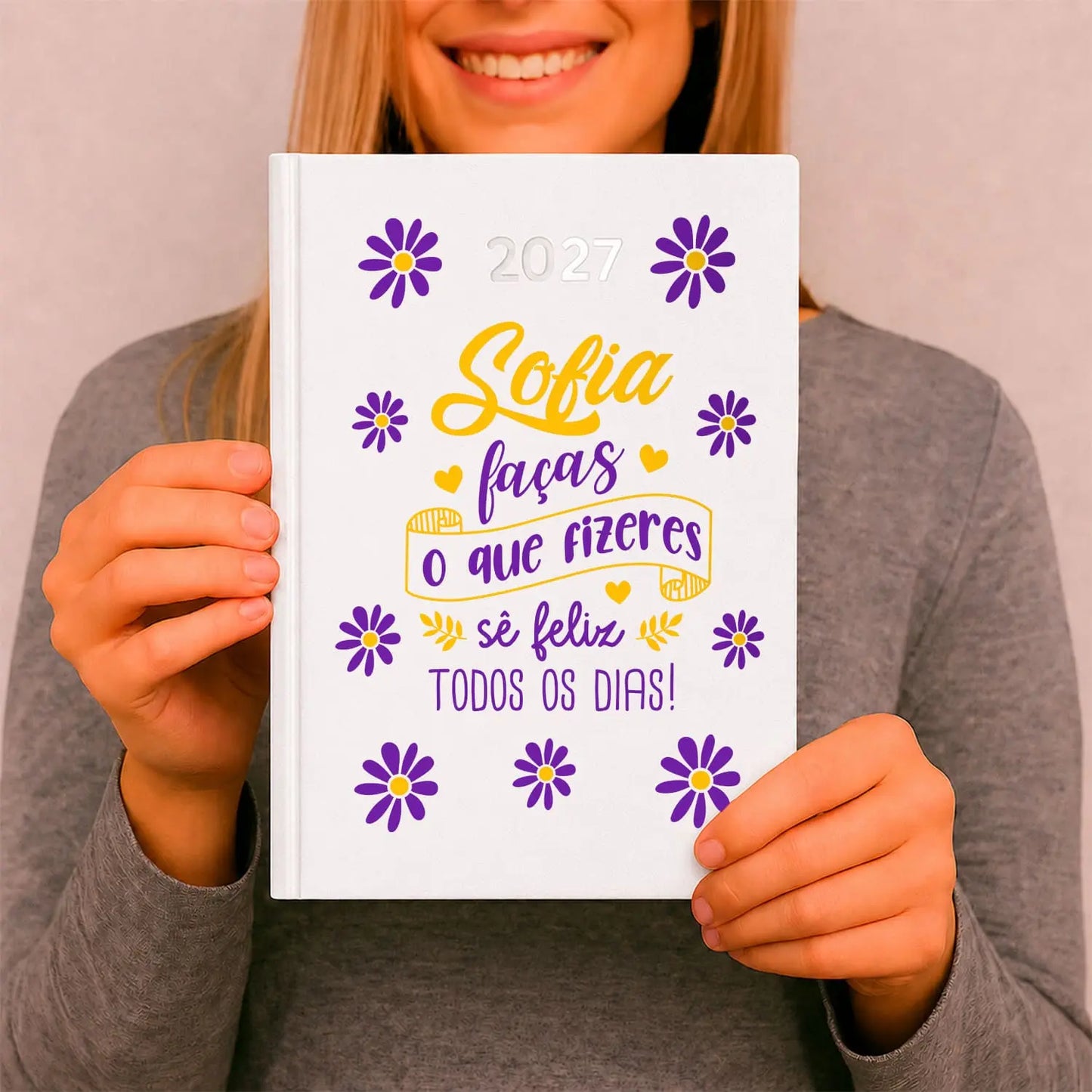 Agenda diária 2027 personalizada com nome. Capa rígida PU, formato A5.