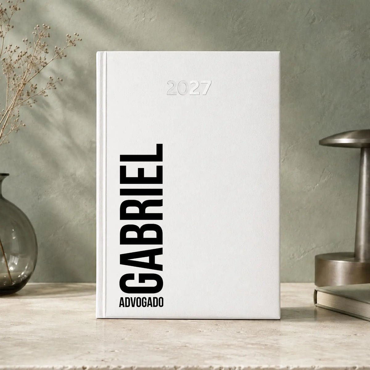 Agenda diária 2027 personalizada com nome e profissão. Capa rígida PU, formato A5.