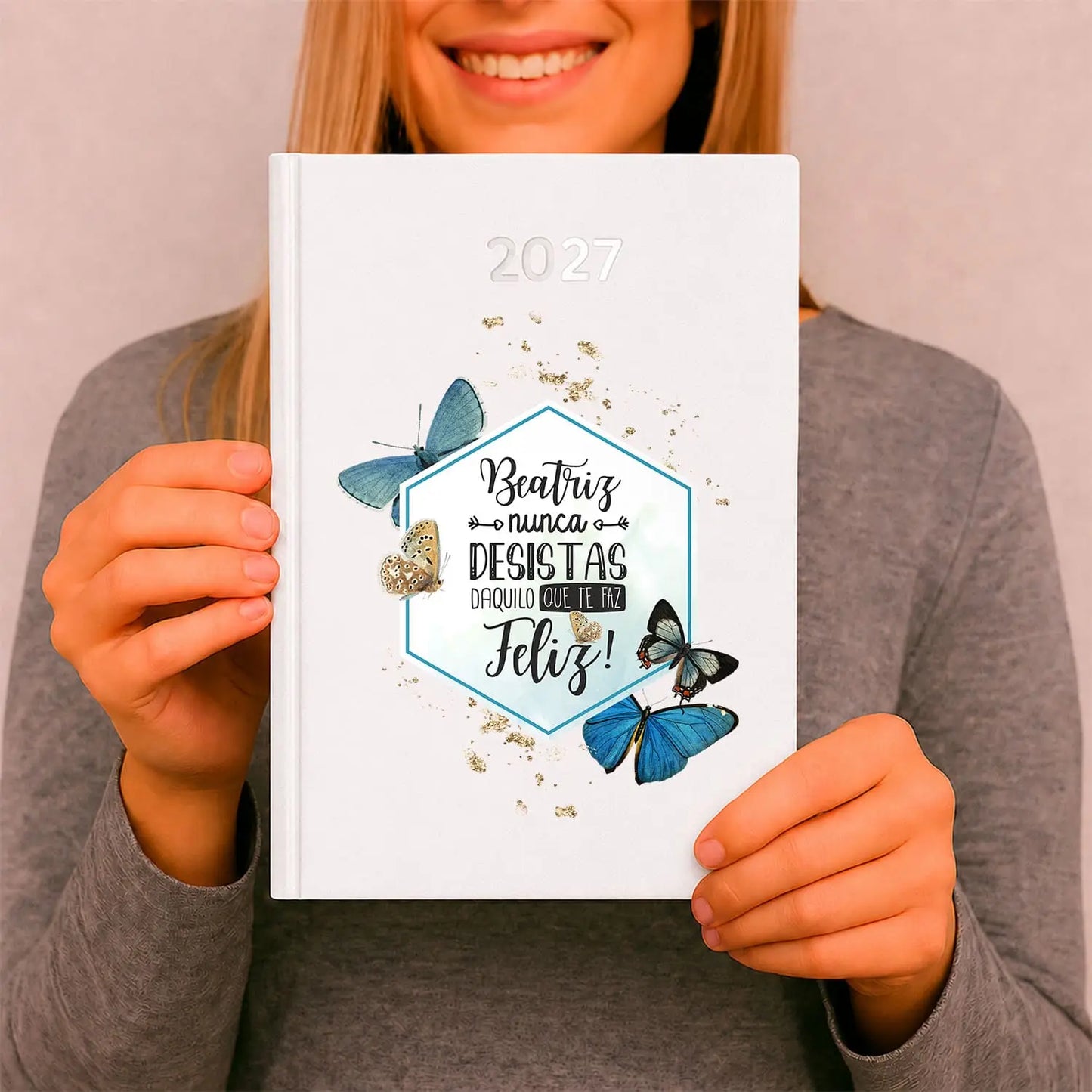 Agenda diária 2027 personalizada com nome. Capa rígida PU, formato A5.