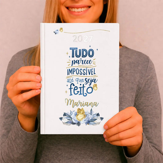Agenda diária 2027 personalizada com nome. Capa rígida PU, formato A5.
