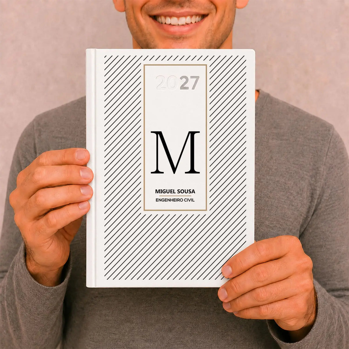 Agenda diária 2027 personalizada com nome e profissão. Capa rígida PU, formato A5.