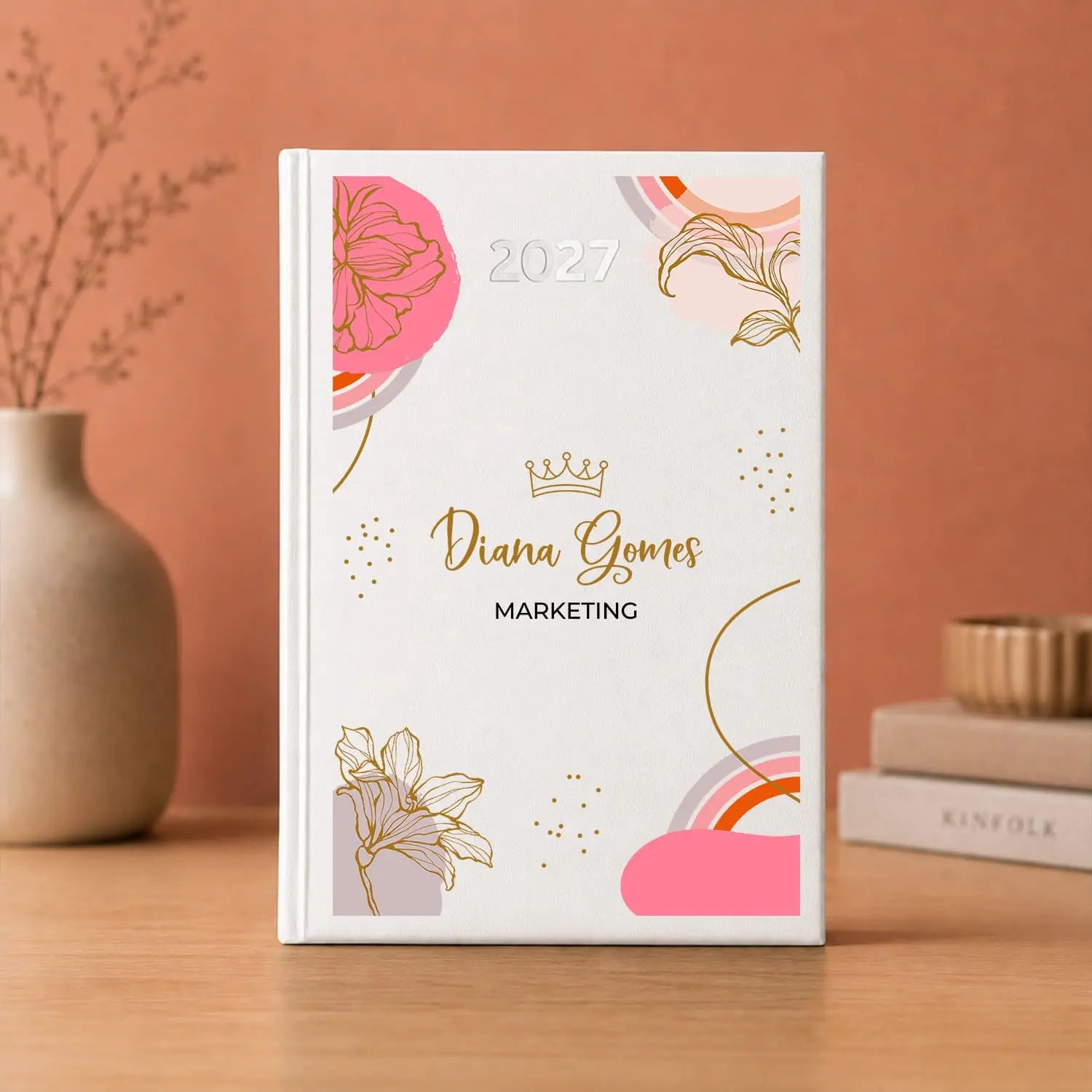 Agenda diária 2027 personalizada com nome e profissão. Capa rígida PU, formato A5.