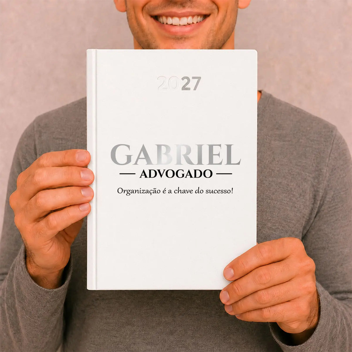 Agenda diária 2027 personalizada com nome, profissão e frase. Capa rígida PU, formato A5.