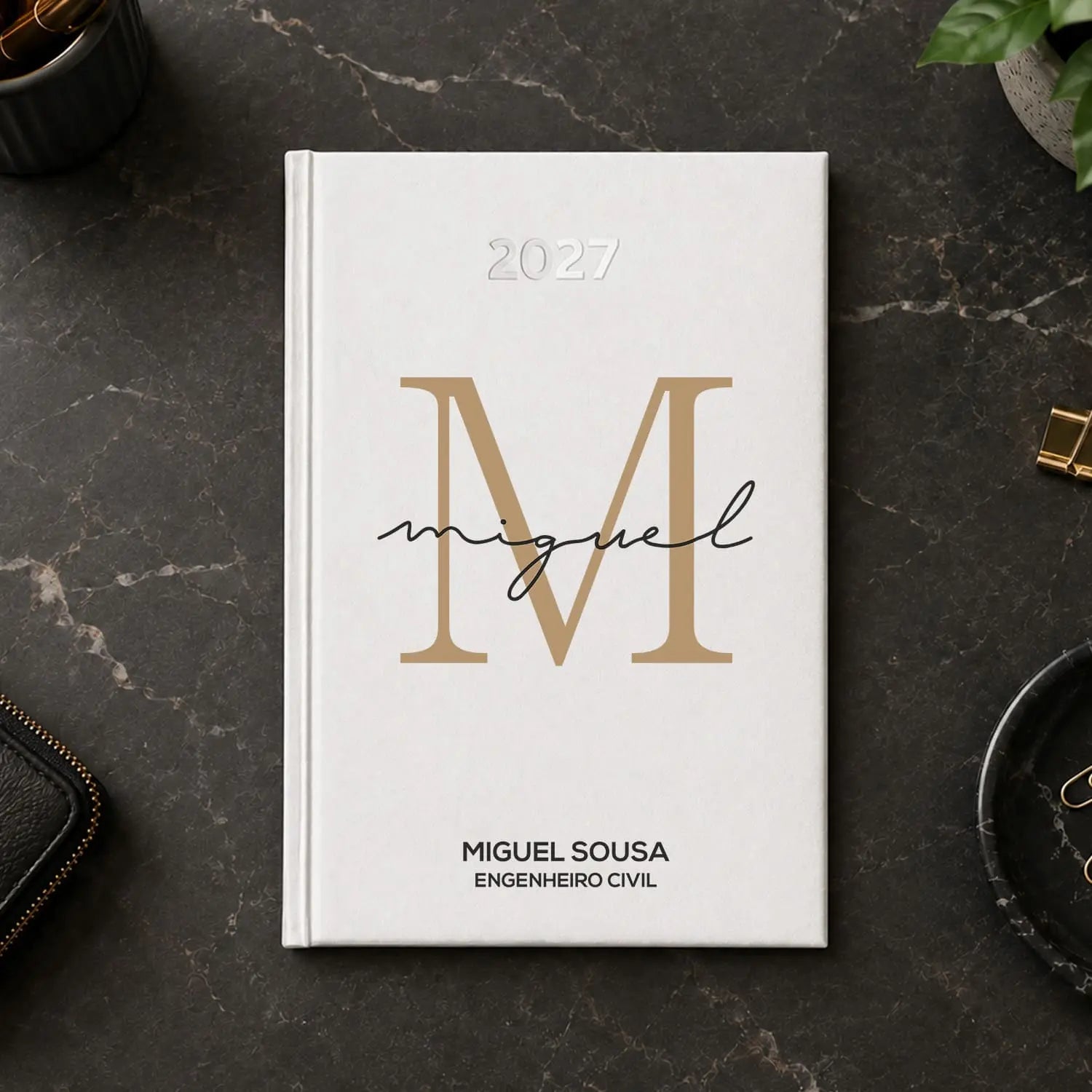 Agenda diária 2027 personalizada com nome e profissão. Capa rígida PU, formato A5.
