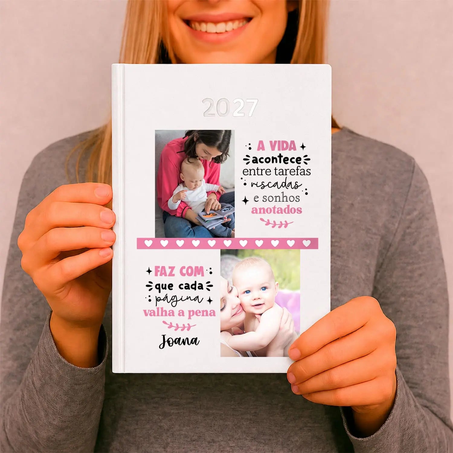 Agenda diária 2027  personalizada com fotografias e nome. Capa rígida PU, formato A5.