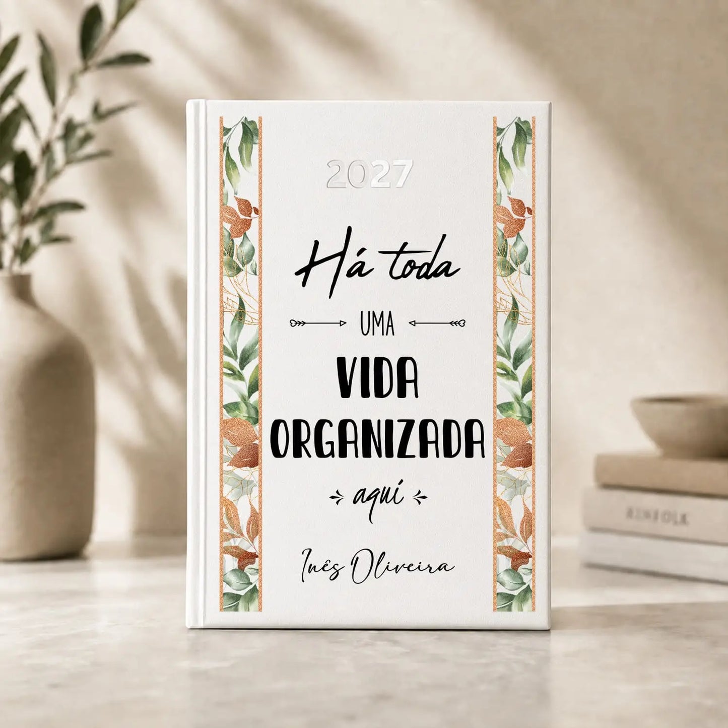 Agenda diária 2027 personalizada com nome. Capa rígida PU, formato A5.
