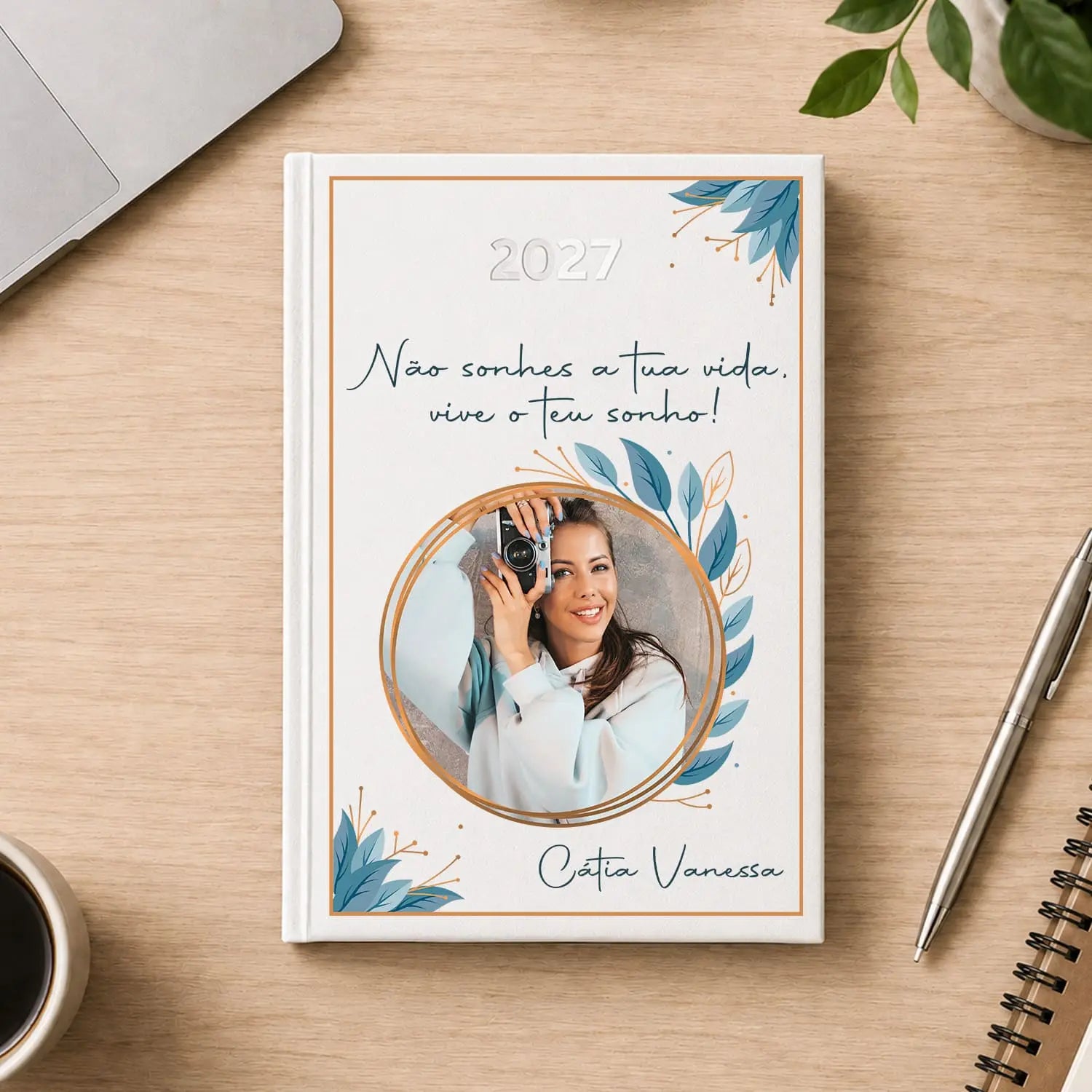 Agenda diária 2027 personalizada com frase, fotografia e nome. Capa rígida PU, formato A5.