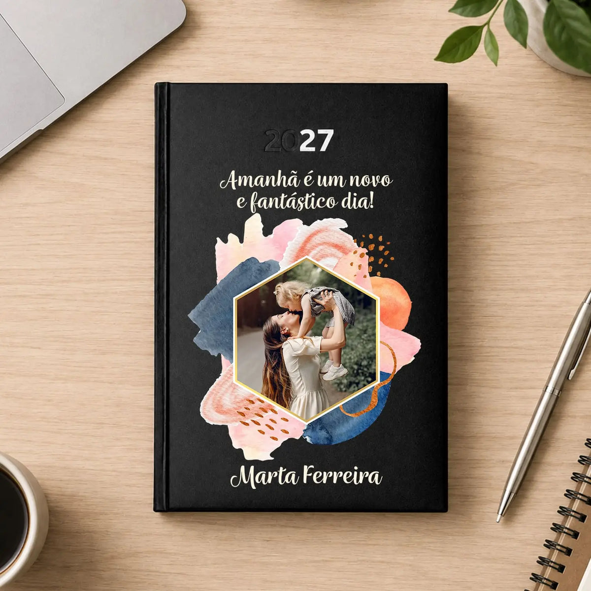 Agenda diária 2027 personalizada com frase, fotografia e nome. Capa rígida PU, formato A5.