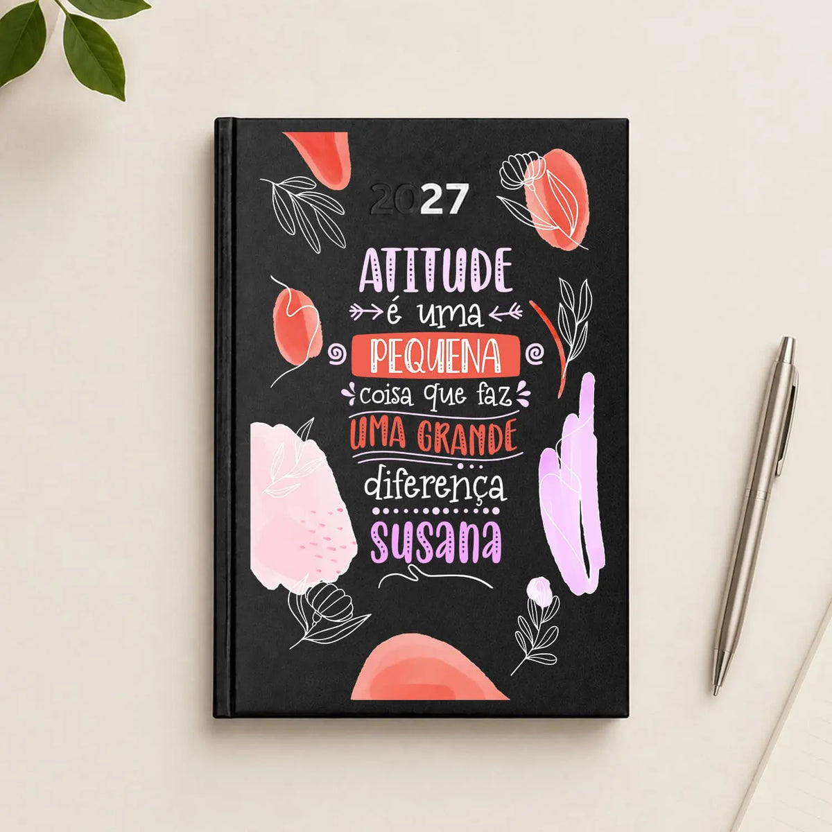 Agenda diária 2027 personalizada com nome. Capa rígida PU, formato A5.