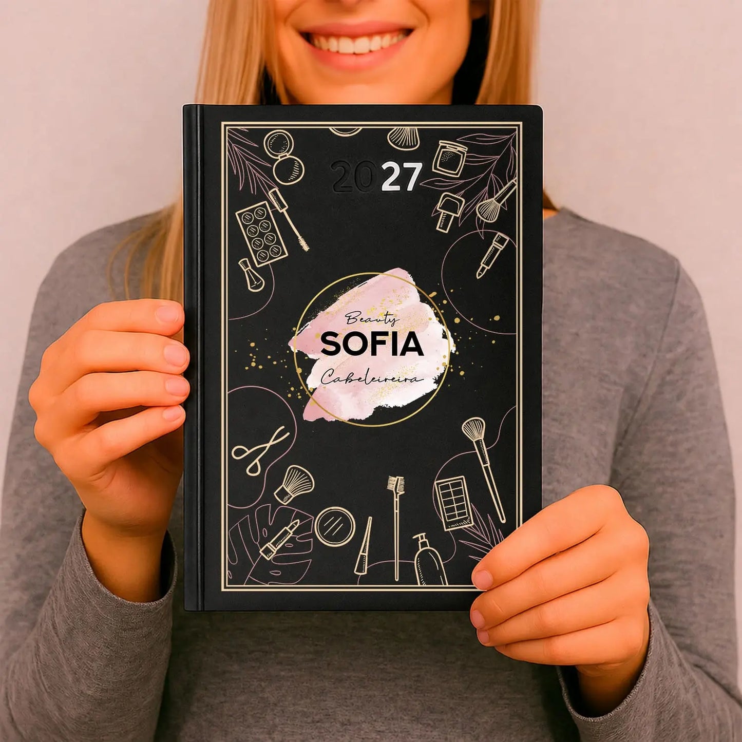 Agenda diária 2027 personalizada com nome e profissão. Capa rígida PU, formato A5.