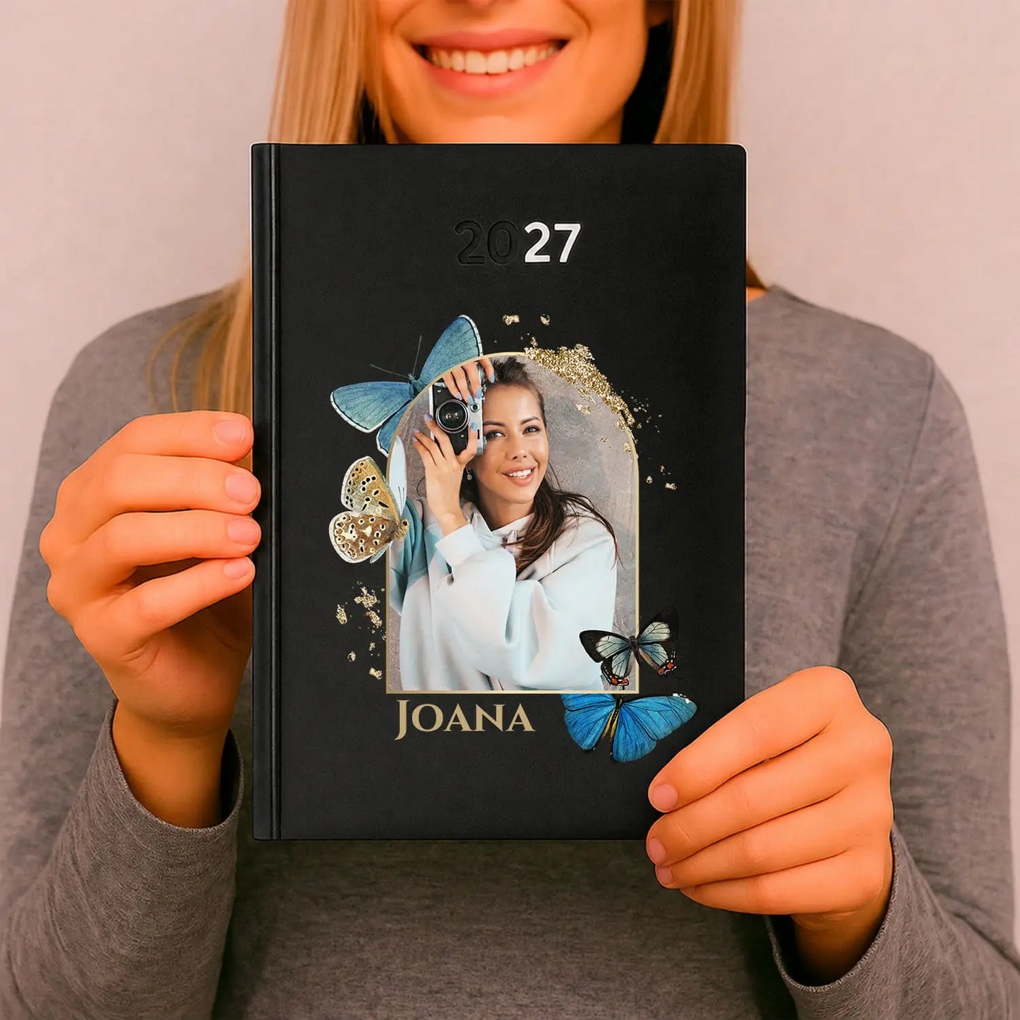 Agenda diária 2027 personalizada com fotografia e nome. Capa rígida PU, formato A5.