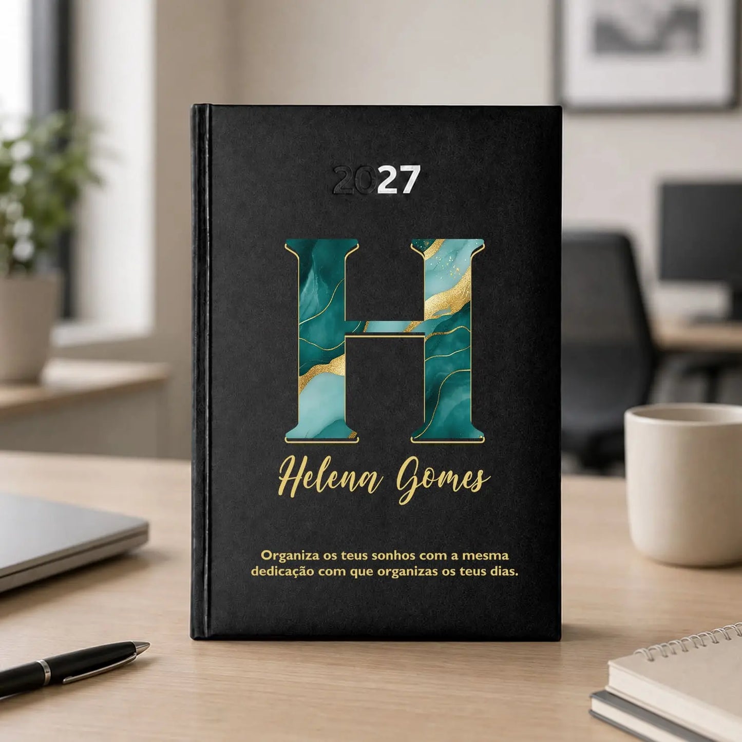 Agenda diária 2027 personalizada com nome e frase. Capa rígida PU, formato A5.