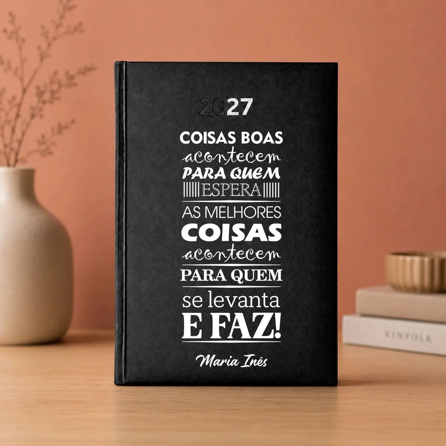 Agenda diária 2027 personalizada com nome. Capa rígida PU, formato A5.