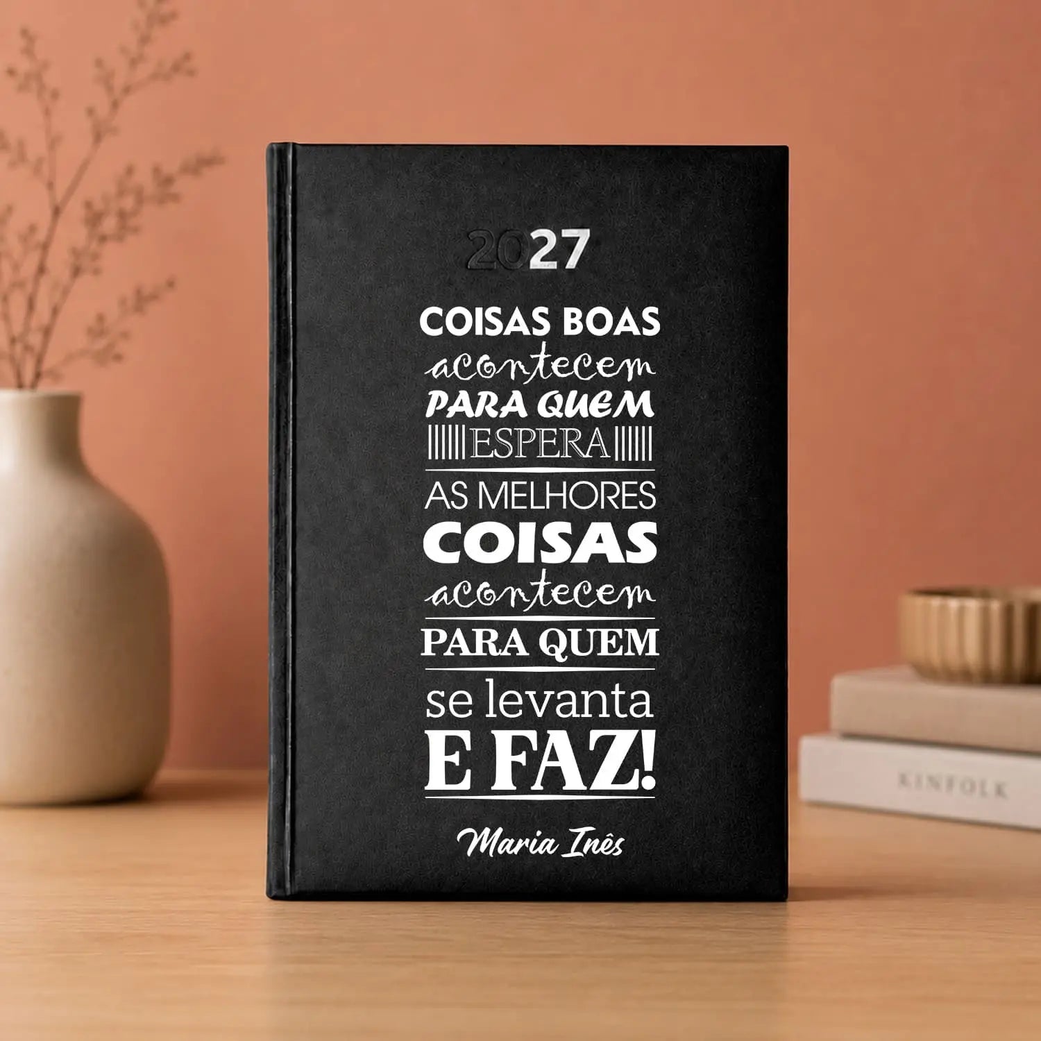 Agenda diária 2027 personalizada com nome. Capa rígida PU, formato A5.