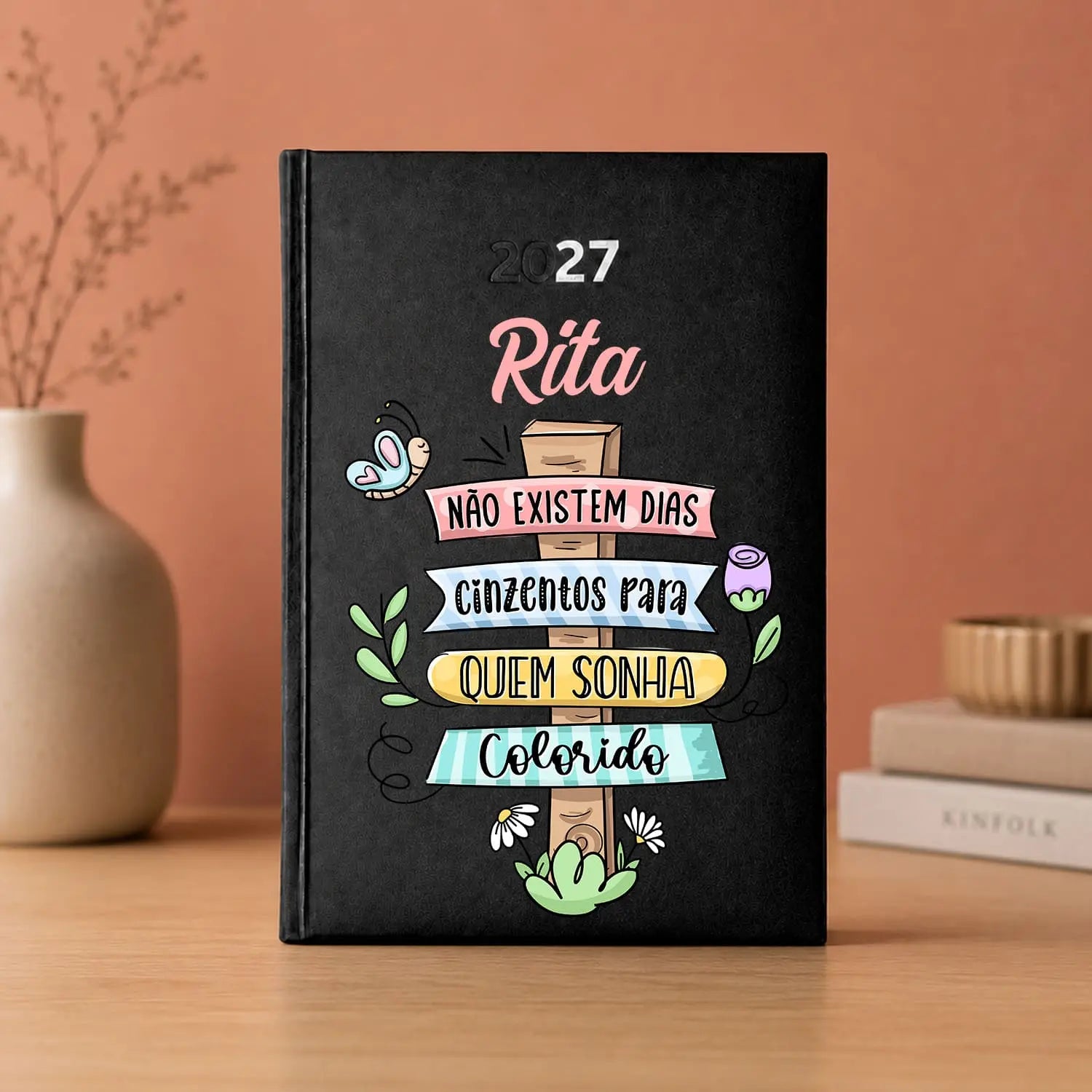 Agenda diária 2027 personalizada com nome. Capa rígida PU, formato A5.