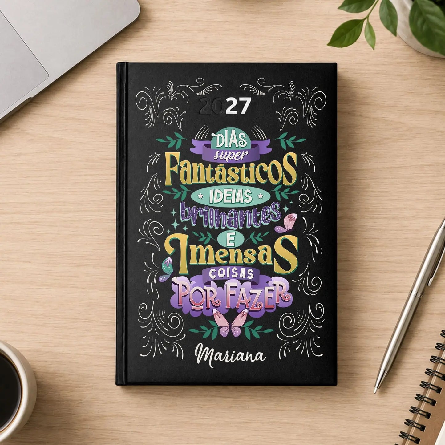 Agenda diária 2027 personalizada com nome. Capa rígida PU, formato A5.