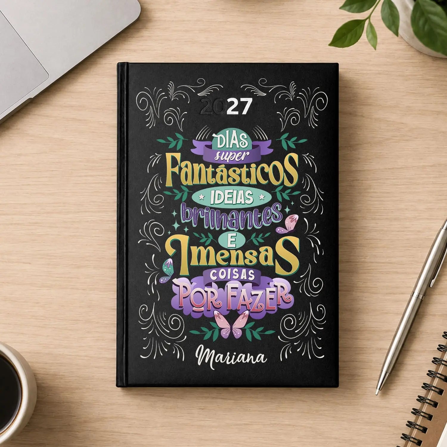 Agenda diária 2027 personalizada com nome. Capa rígida PU, formato A5.