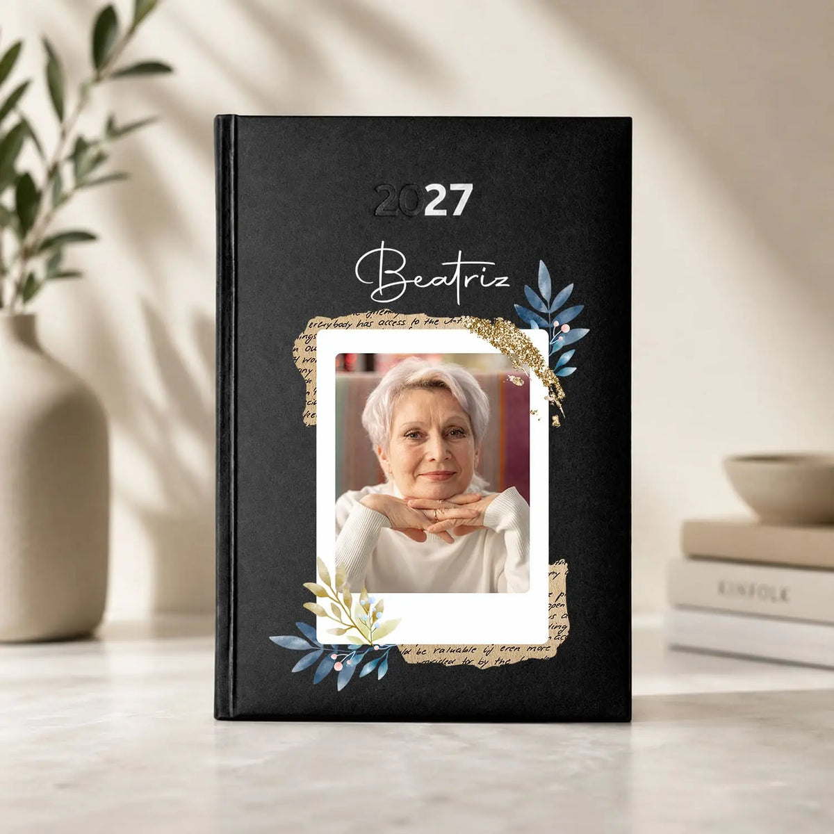 Agenda diária 2027 personalizada com nome e fotografia. Capa rígida PU, formato A5.