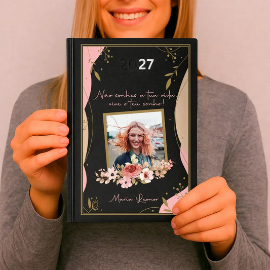 Agenda diária 2027 personalizada com frase, fotografia e nome. Capa rígida PU, formato A5.