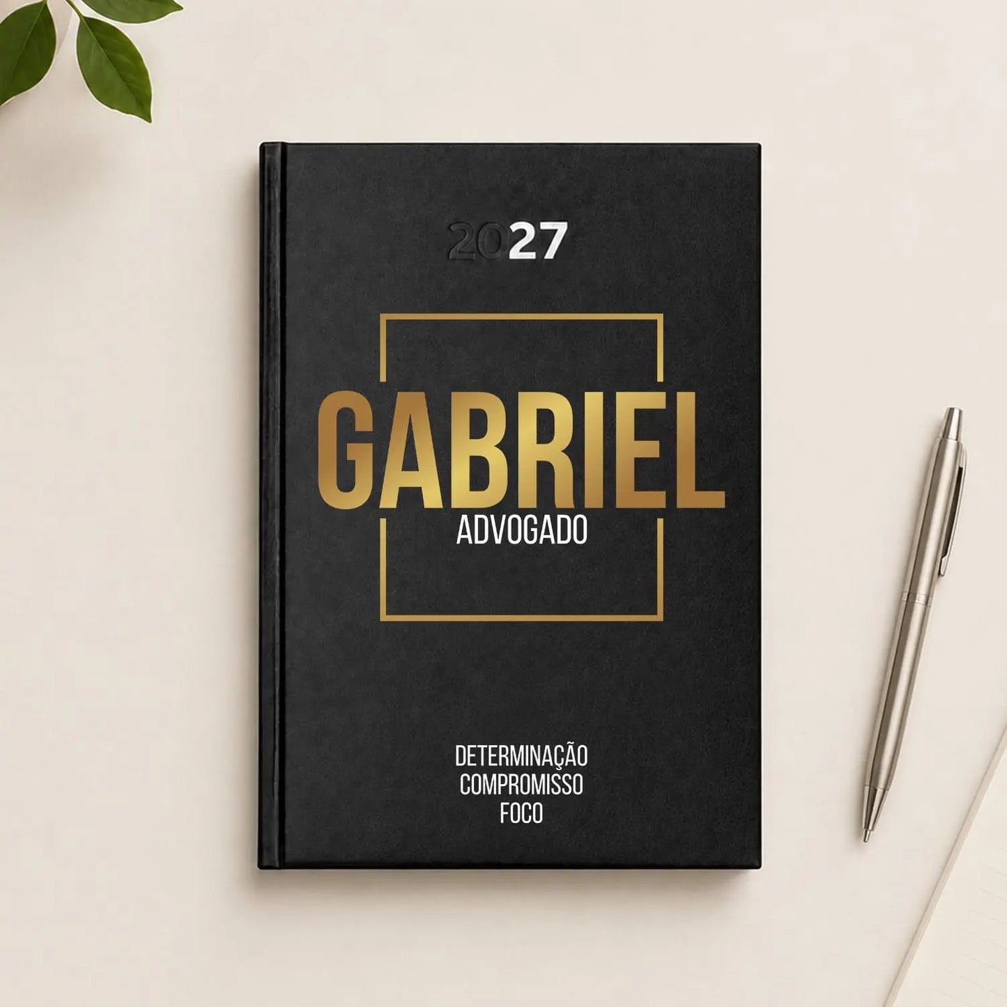 Agenda diária 2027 personalizada com nome e profissão. Capa rígida PU, formato A5.