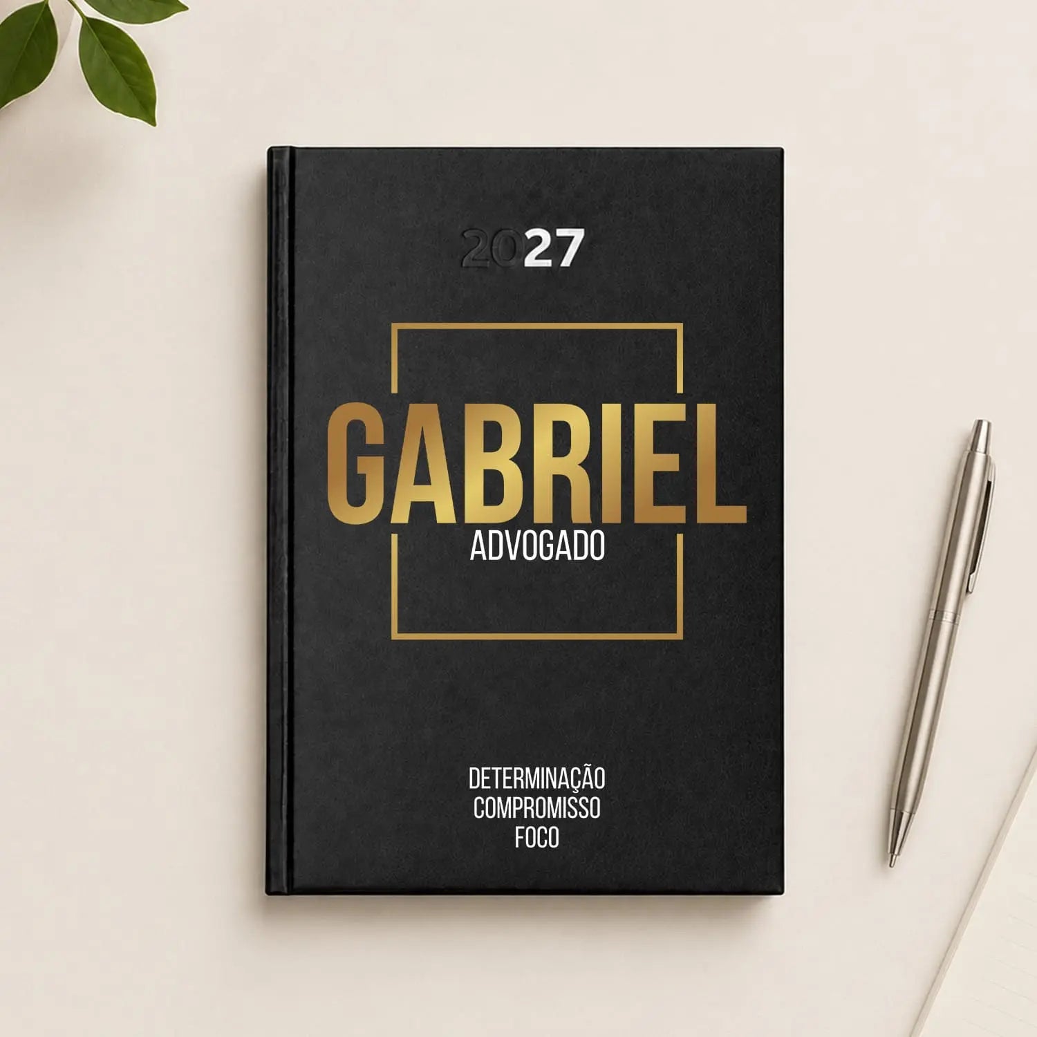 Agenda diária 2027 personalizada com nome e profissão. Capa rígida PU, formato A5.