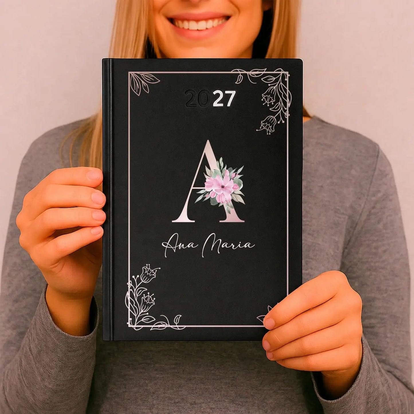 Agenda diária 2027 personalizada com nome. Capa rígida PU, formato A5.