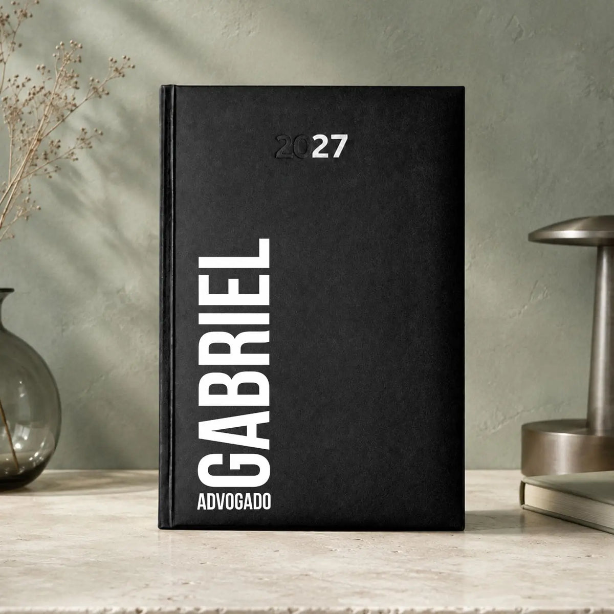 Agenda diária 2027 personalizada com nome e profissão. Capa rígida PU, formato A5.