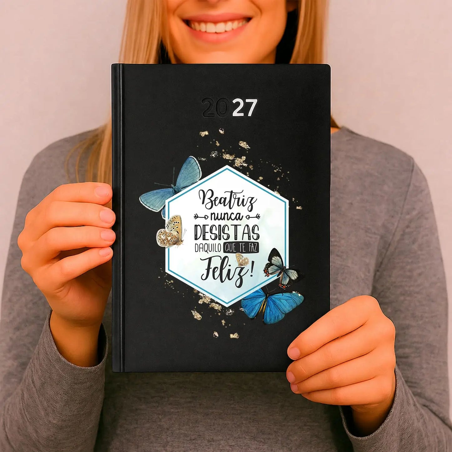Agenda diária 2027 personalizada com nome. Capa rígida PU, formato A5.