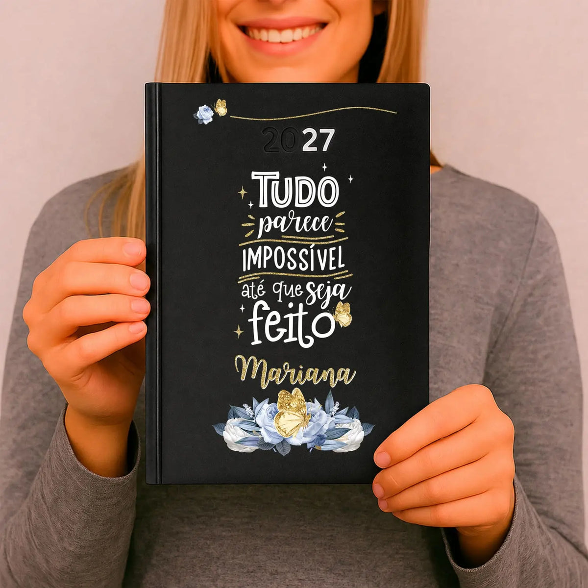 Agenda diária 2027 personalizada com nome. Capa rígida PU, formato A5.