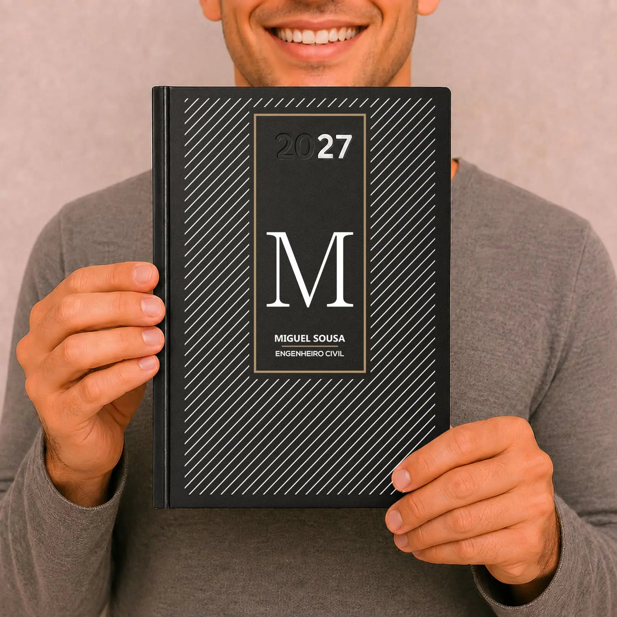 Agenda diária 2027 personalizada com nome e profissão. Capa rígida PU, formato A5.