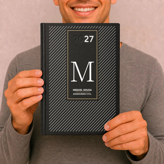 Agenda diária 2027 personalizada com nome e profissão. Capa rígida PU, formato A5.