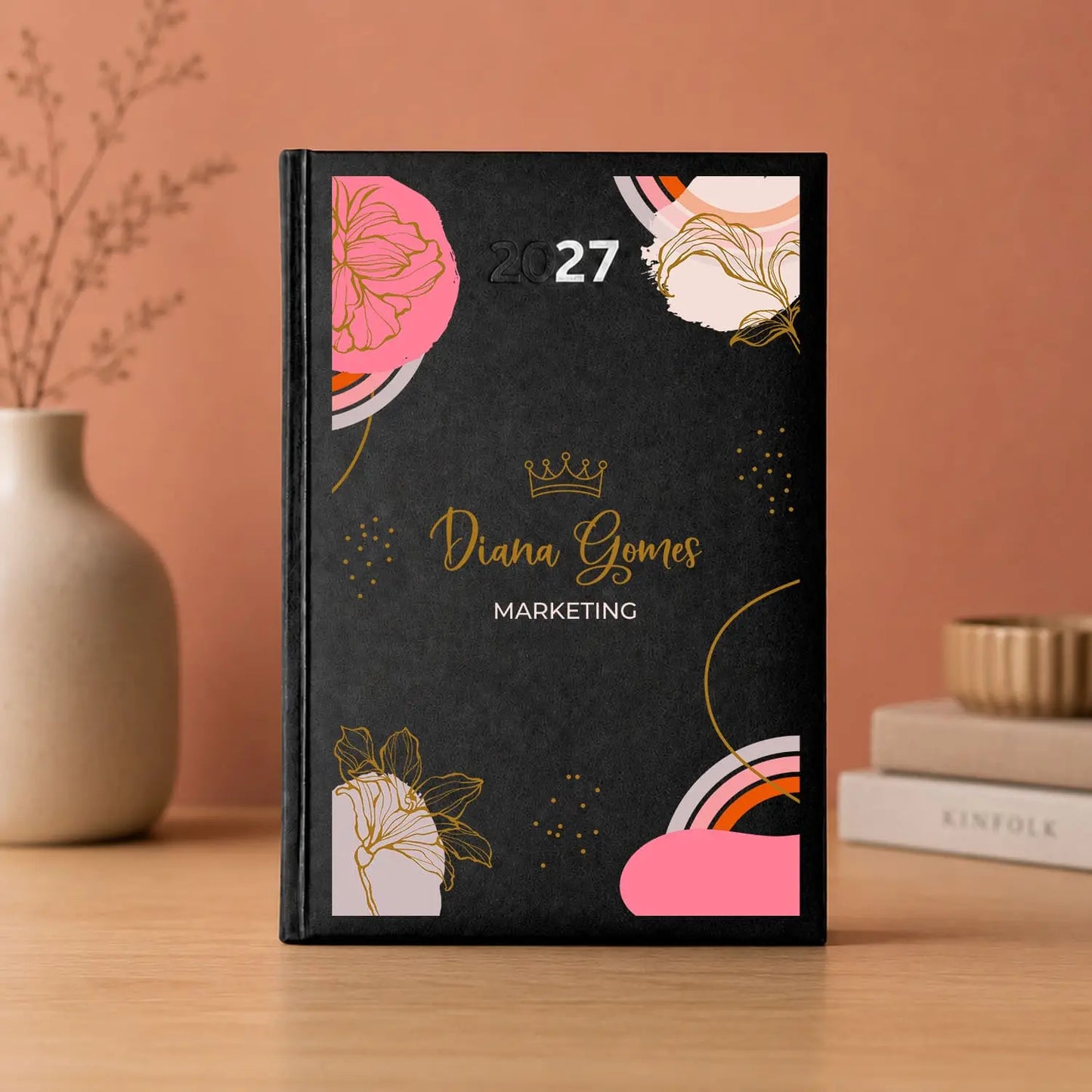 Agenda diária 2027 personalizada com nome e profissão. Capa rígida PU, formato A5.