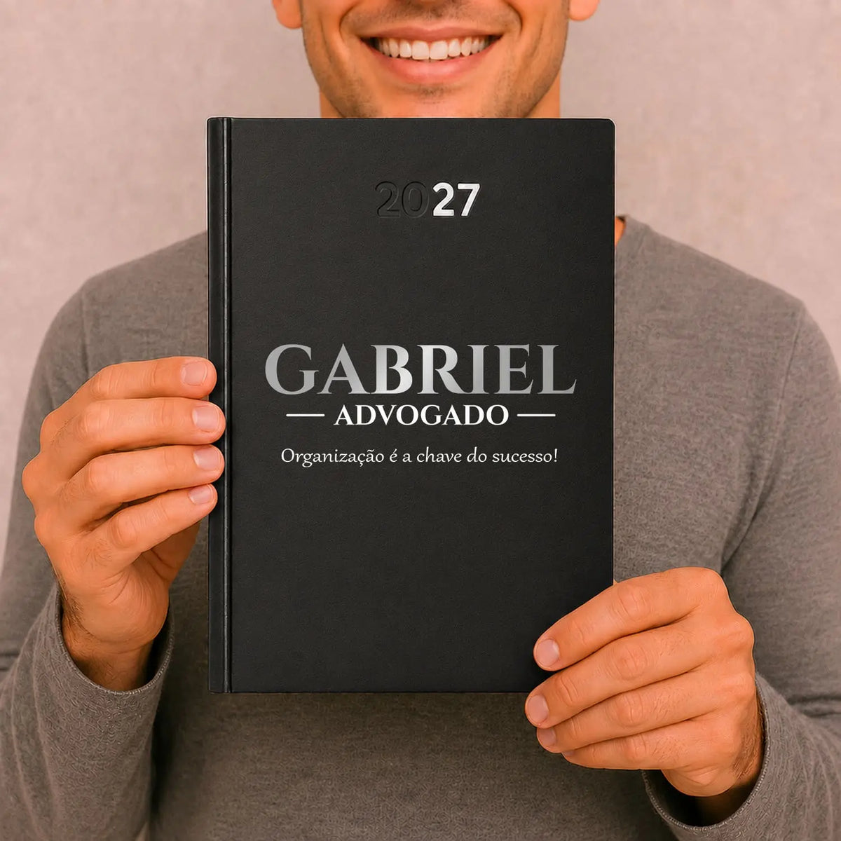 Agenda diária 2027 personalizada com nome, profissão e frase. Capa rígida PU, formato A5.