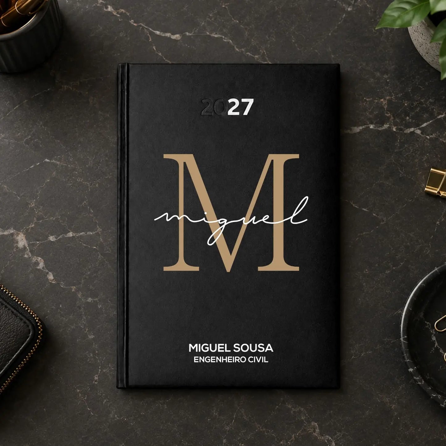 Agenda diária 2027 personalizada com nome e profissão. Capa rígida PU, formato A5.