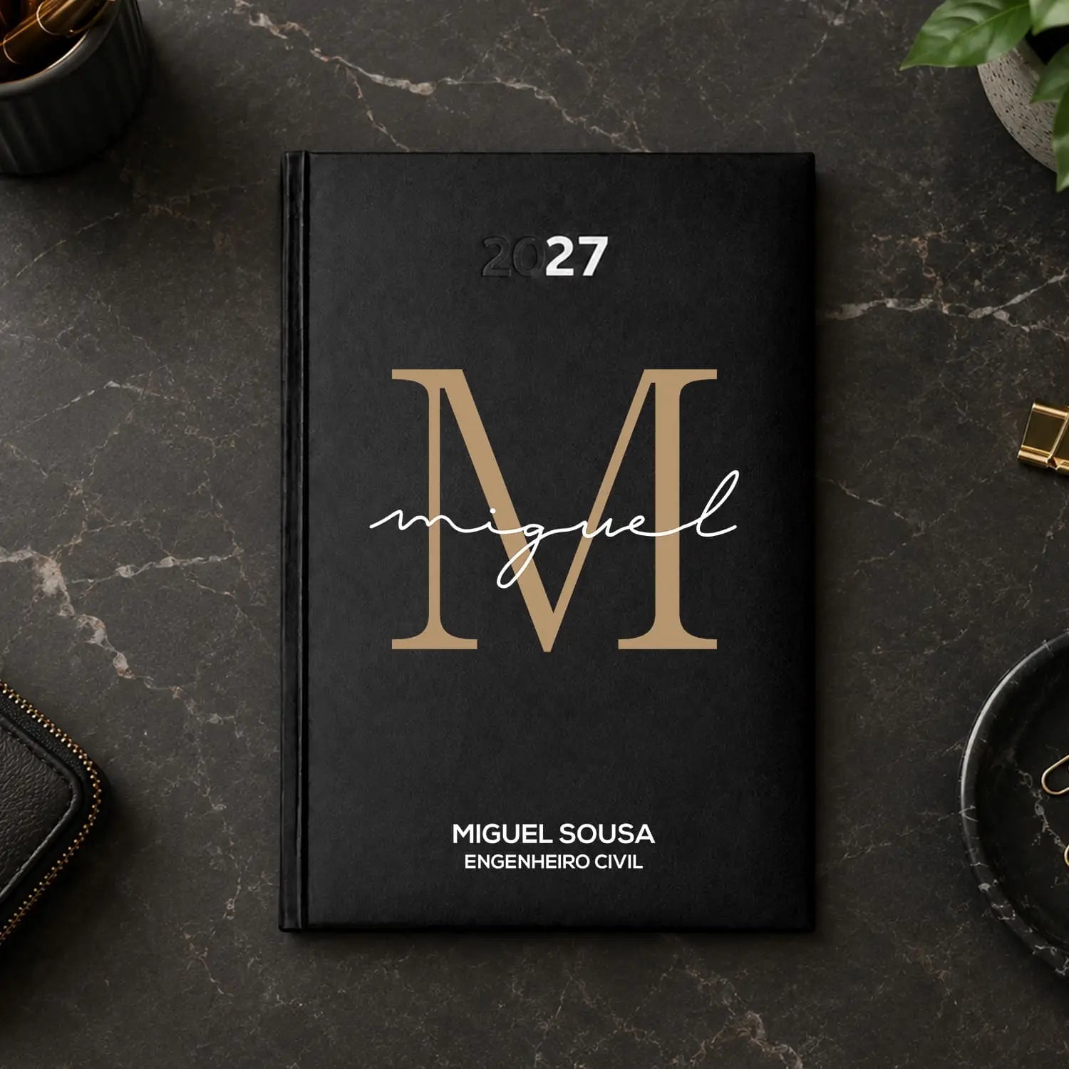 Agenda diária 2027 personalizada com nome e profissão. Capa rígida PU, formato A5.