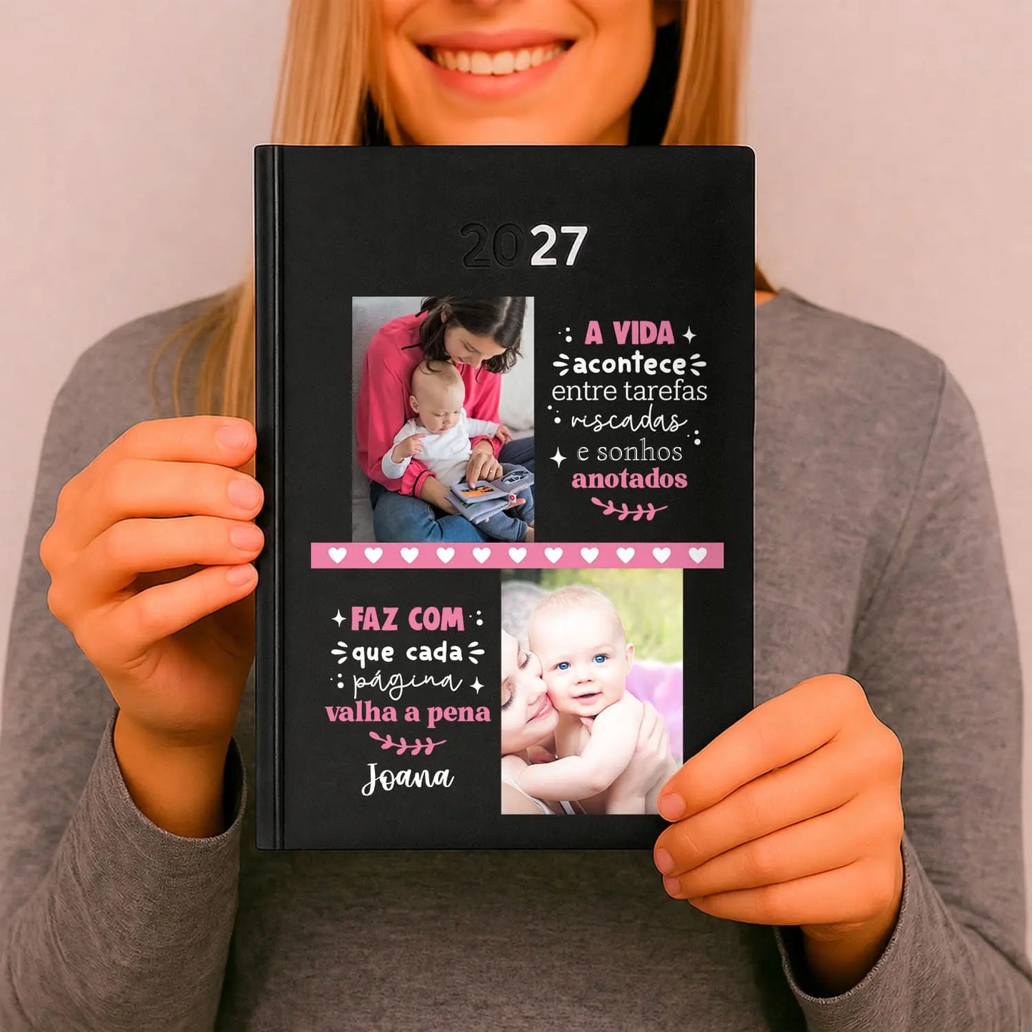Agenda diária 2027 personalizada com fotografias e nome. Capa rígida PU, formato A5.