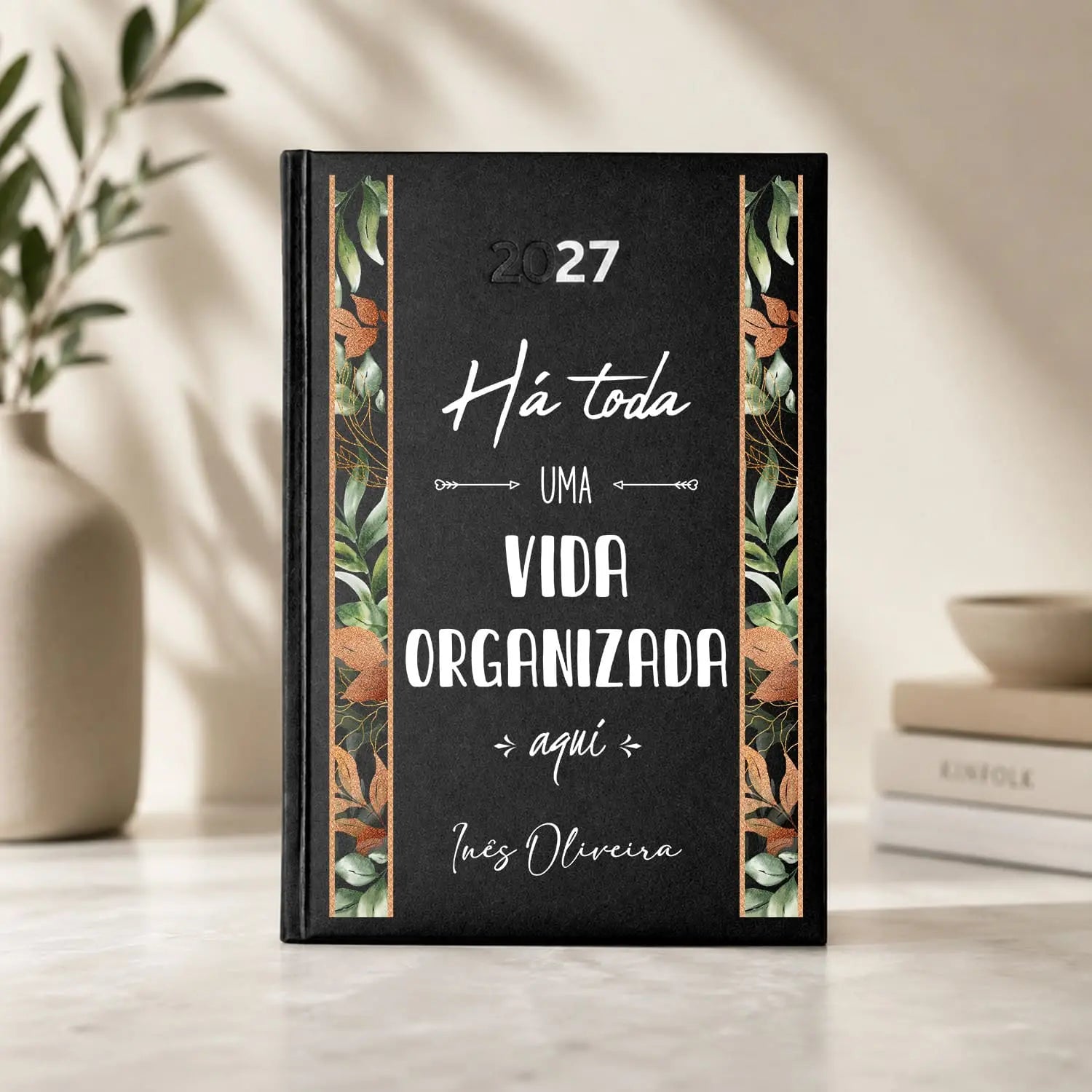 Agenda diária 2027 personalizada com nome. Capa rígida PU, formato A5.