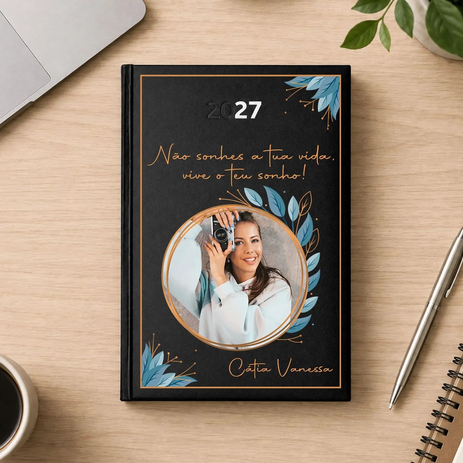 Agenda diária 2027 personalizada com frase, fotografia e nome. Capa rígida PU, formato A5.